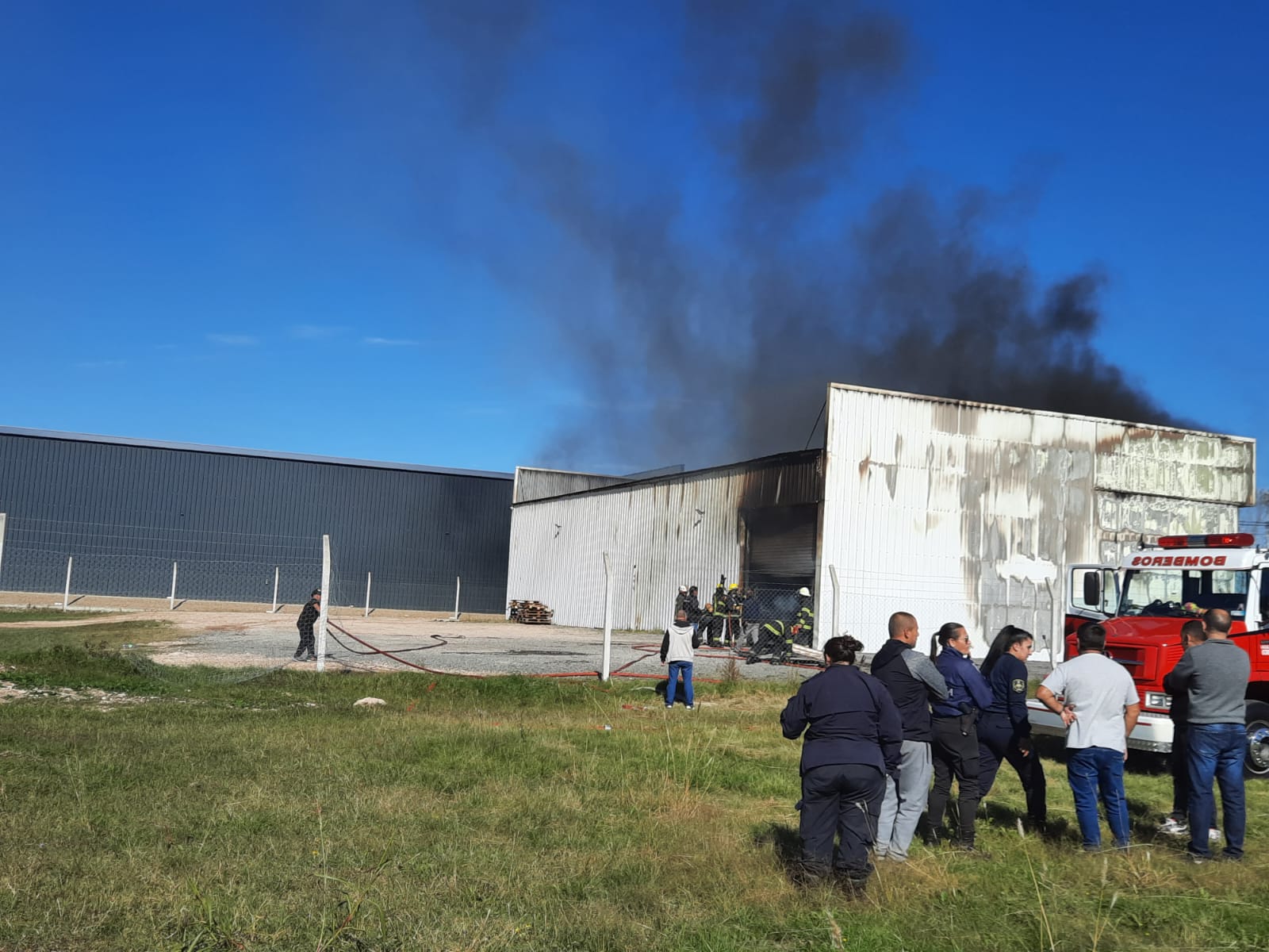 Voraz incendio en el galpón de una empresa de encomiendas ubicada en